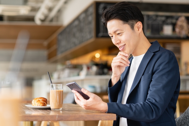 スマホを見る男性