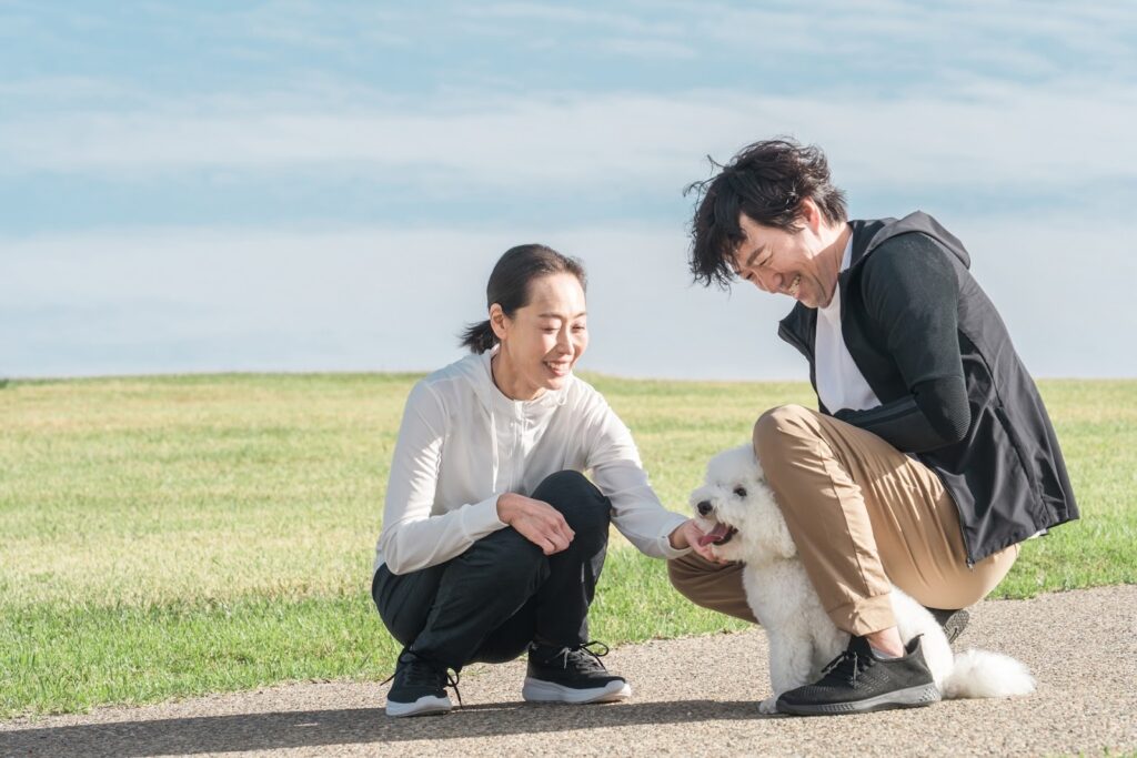 白い犬を可愛がる飼い主たち