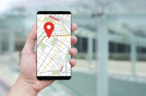 スマホで地図情報アプリを表示する男性の手
